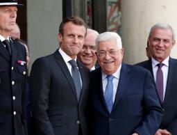 عباس يطلع ماكرون على مستجدات القضية الفلسطينية