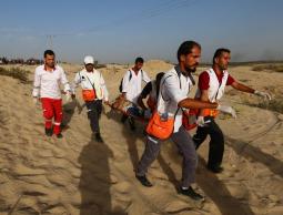 نيران الاحتلال تستهدف أصحاب المعطف الأبيض