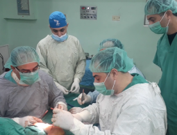 طاقم طبي بالأوروبي يُجري عملية دقيقة لاستئصال ورم سرطاني لمريضة