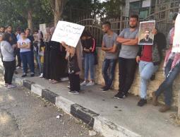 نشطاء يغلقون مبنى الصليب الاحمر.