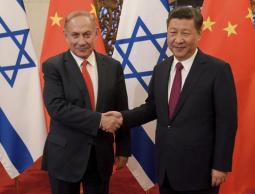 الرئيس الصيني، شي جين بينغ، ونتنياهو، في بكين، عام 2017 (أ.ب.)