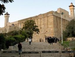 الاحتلال يطرد موظفي الأوقاف من الحرم الإبراهيمي