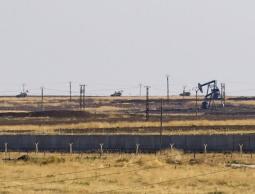 آليات عسكرية أميركية في محيط موقع نفط بشمال شرقي سوريا (الأناضول)