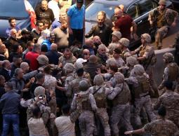 احتجاجات لبنان تتواصل وباريس تستضيف مؤتمرا لحل الأزمة