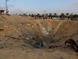 حفرة خلفها القصف الإسرائيلي على بيت عائلة السواركة في دير البلح، الشهر الماضي (أ.ب.)