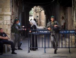 الاحتلال يبعد 11 مقدسياً عن الأقصى بينهم فتاة ومعلمة