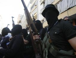 مجهولون يطلقون النار صوب حافلة في الخليل بالضفة المحتلة