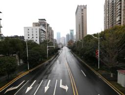 أحد شوارع مدينة ووهان بإقليم هوبي مركز تفشي الفيروس الذي يثير قلقا عالميا متصاعدا