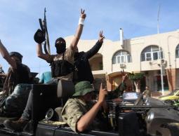 قوات من حكومة الوفاق تحتفل باستعادة السيطرة على مدينة صبراتة غربي ليبيا (الأناضول)