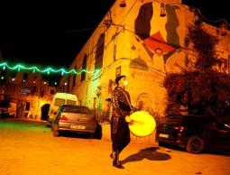 الاحتلال يمنع مسحراتي من العمل ويهدده بالاعتقال