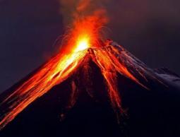 18 قتيلا و62 مفقودا جراء انهيار أرضي بركاني بإندونيسيا