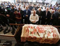 بالصور : تشييع زوجة الشهيد احمد ياسين بغزة