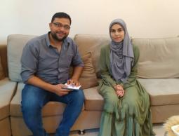 الصحفي محمد عطا الله مع الطالبة المتفوقة آية ضرار أبو سيسي