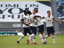 فرحة لاعبي توتنهام بالفوز