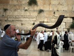نفخ للبوق في باحات الأقصى، واغلاق للحرم الإبراهيمي