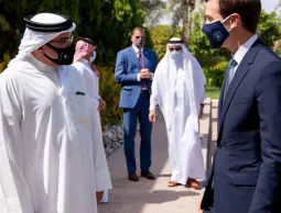 ولي عهد البحرين سلمان بن حمد آل خليفة (يسار) يستقبل جاريد كوشنر مستشار الرئيس الأميركي في المنامة (رويترز)