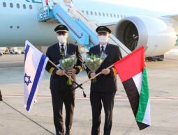 للمرة الأولى.. طائرة ركاب إماراتية تهبط بمطار