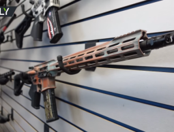 طوابير أمام متجر لبيع الأسلحة قبيل الانتخابات الرئاسية الأمريكية