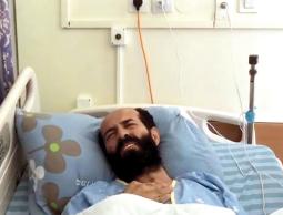 لماذا ابتسم الأسير ماهر الأخرس؟