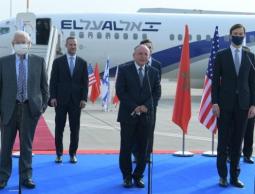 بن شبات وكوشنر والسفير الأميركي في (إسرائيل)، ديفيد فريدمان، قبل توجههم إلى المغرب