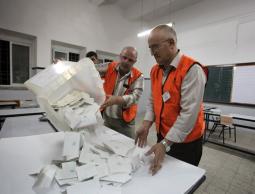 شاهد | ماذا يريد عباس من الانتخابات المحلية المجتزأة؟