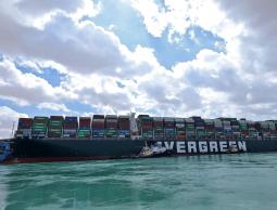 إعادة تعويم السفينة الجانحة في قناة السويس