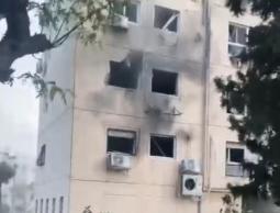 فيديو | سقوط صاروخ أطلقته المقاومة بغزة على مبنى بشكل مباشر في عسقلان