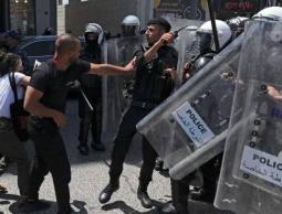 من يكبح جماح السلطة في قمع المتظاهرين؟