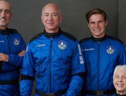 جيف بيزوس يطلق بنجاح أول رحلة سياحية إلى الفضاء