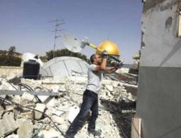 كيف اضطرت عائلة الدلال هدم بيتها في بيت حنينا؟