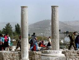 مئات المستوطنين يقتحمون مواقع أثرية في سبسطية