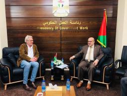 الدعليس يبحث الأوضاع الإنسانية والسياسية مع المنسق الأممي