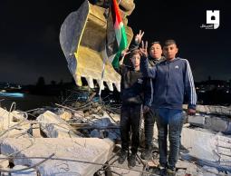 الاحتلال يجبر عائلة برقان على استكمال هدم منزلهم في “رأس العامود”