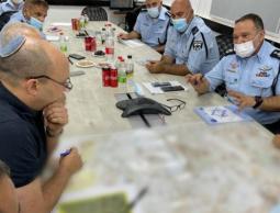 بينيت وقائد جهاز شرطة الاحتلال(المتحدث باسم الشرطة)