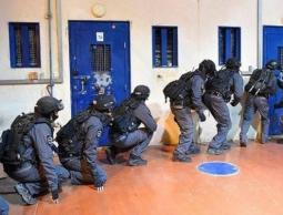الاحتلال يشن حملة قمع واسعة في سجن 