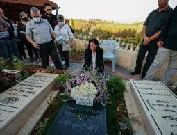 خالدة جرار تزور قبر ابنتها