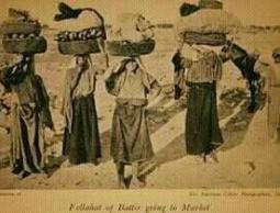 صورة تاريخية لمزارعات بتير يحملن الباذنجان لبيعه في أسواق القدس