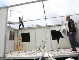 الاحتلال يجبر المواطن رائف شويكي على هدم منزله بيده