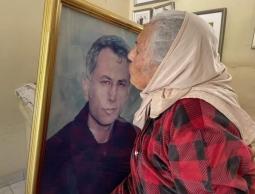 والدة الأسير كريم يونس