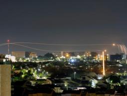 الاحتلال يعلن سقوط صاروخ في عسقلان