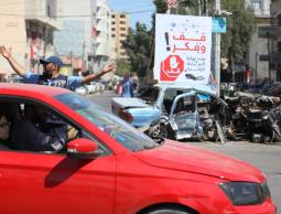 شرطي ينظم المرور في غزة