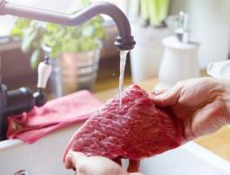 غسل اللحوم الطازجة قبل طهيها!