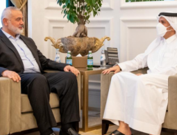 لقاء هنية بوزير الخارجية القطري