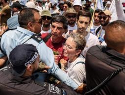 قمع المسيرة