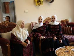 الطالبتان دينا ولينا قاعود