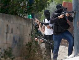 مقاومون فلسطينيون يطلقون النار تجاه قوات الاحتلال