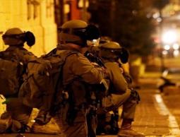 اشتباكات مسلحة مع قوات الاحتلال خلال اقتحام نابلس واعتقال شاب