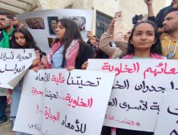 وقفة مع المضربين عن الطعام