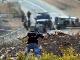 أضرار في مركبات للمستوطنين بعد رشقها بالحجارة بالخليل ونابلس