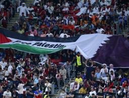 الجماهير القطرية ترفع علم فلسطين